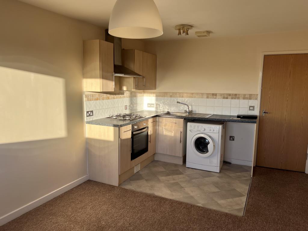 Lot: 22 - ONE-BEDROOM FLAT FOR INVESTMENT OR OCCUPATION - Modern fitted kitchen with space for under counter fridge